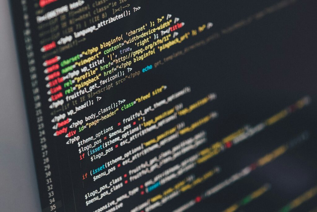 ノートPCに表示されたソースコード