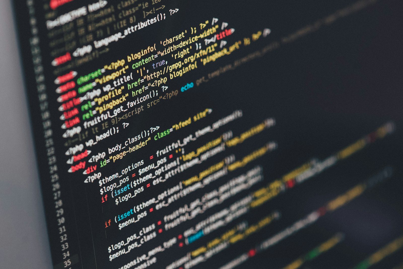 ノートPCに表示されたソースコード